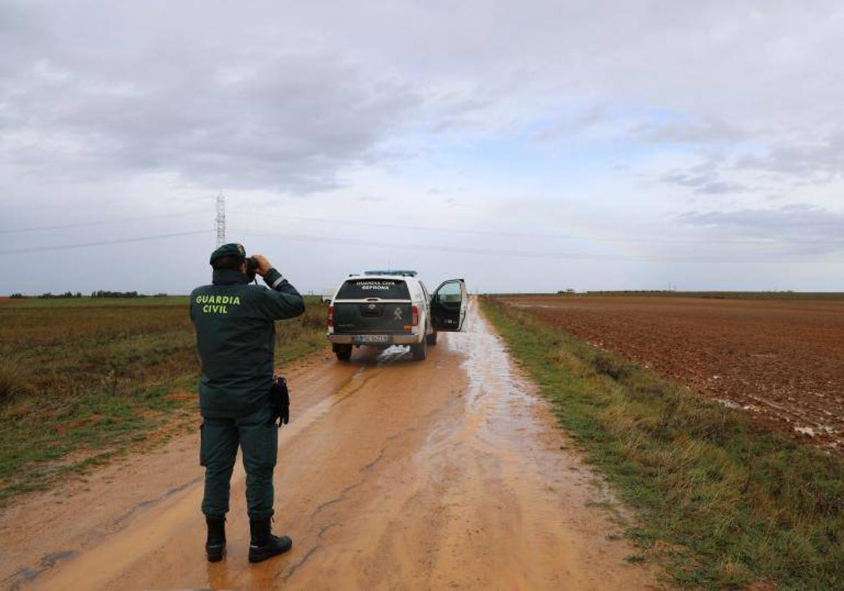 Un agente de la Guardia Civil, el pasado 26 de octubre en las inmediaciones del camino donde se produjo el ataque mortal.