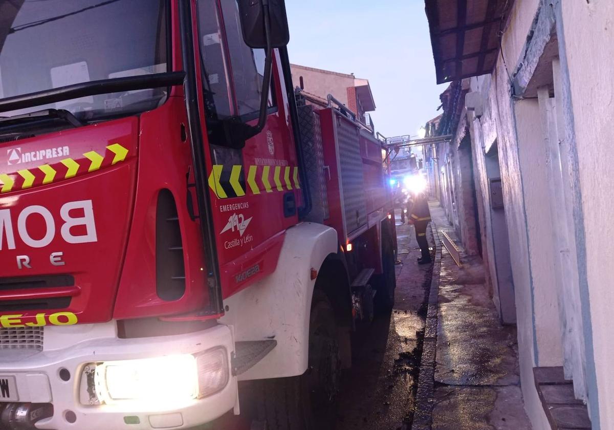 Bomberos en el lugar del incendio en Turégano.