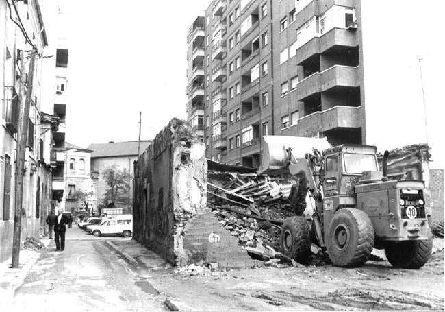 La demolición del edificio que quedaba en medio de la calle Padilla, en 1984, acabó con las estrecheces de la vía.