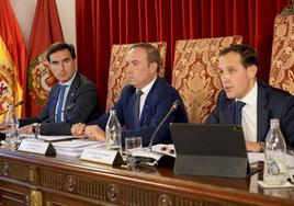 Guzmán Gómez, Víctor Alonso y el presidente de la Diputación, Conrado Íscar, este lunes en el pleno para aprobar los presupuestos.