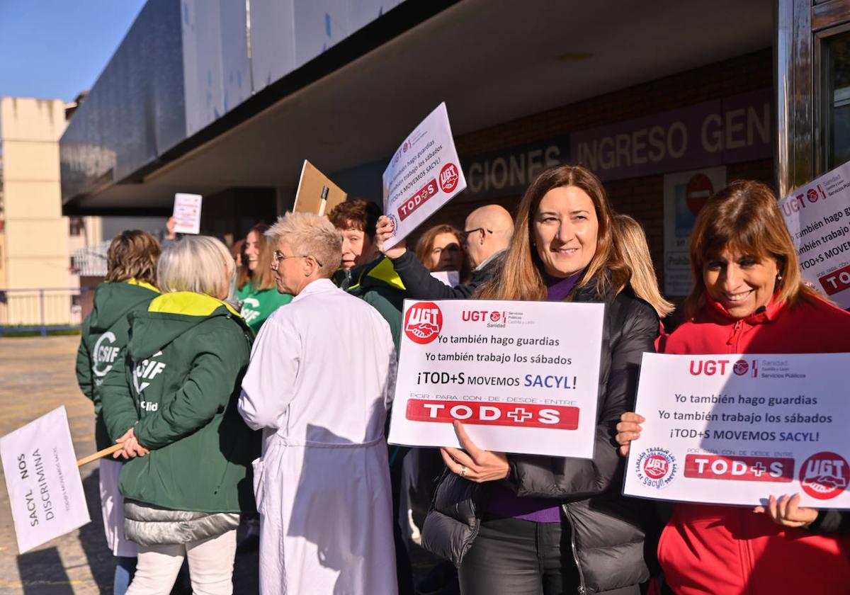 Concentración este viernes en las puertas del hospital Clínico de Valladolid.