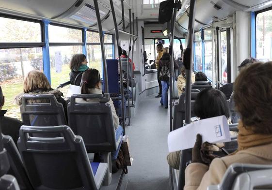 Viajeros en un autobús de Auvasa.