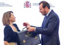 Raquel Sánchez entrega su cartera de Transportes y Movilidad a Óscar Puente.