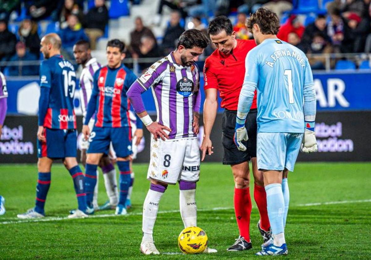 Monchu Rodríguez, antes de lanzar el penalti que acabaría preludiando el gol de la victoria del Real Valladolid en Huesca.