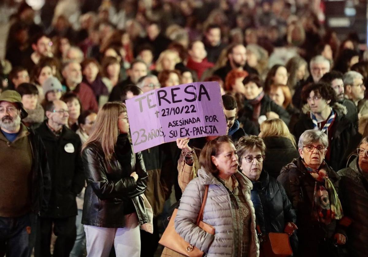 Un cartel en la marcha recuerda a Teresa, la joven vallisoletana asesinada el año pasado.