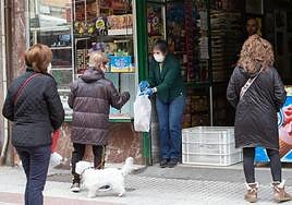 Gente comprando la prensa y el pan durante el estado de alarma en Zamora.