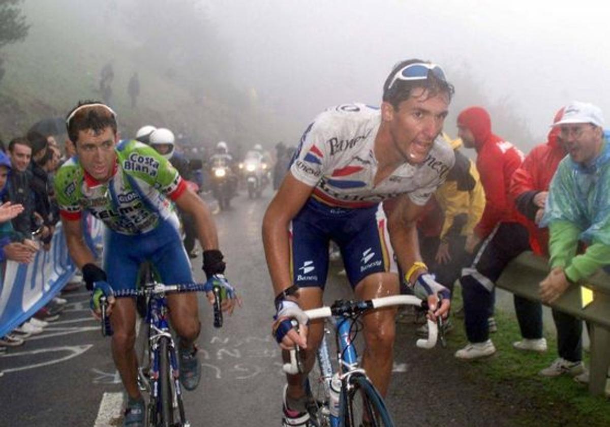 Chava Jiménez y Roberto Heras, en pleno ascenso esquivando la niebla, en una imagen histórica.