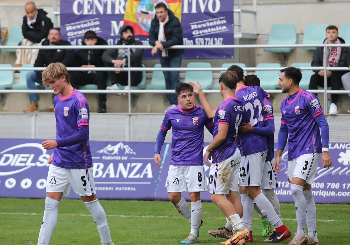 El Palencia CF celebra el gol de Gianluca en La Balastera.