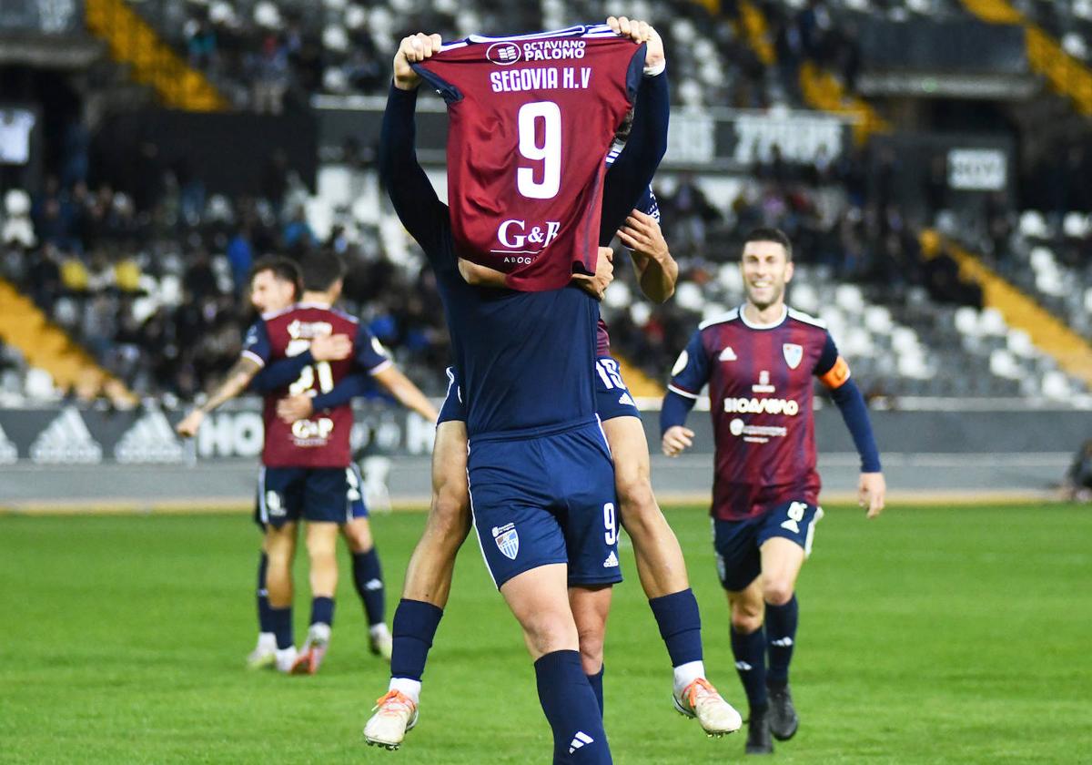 Dani Segovia celebra su gol ante el Badajoz.