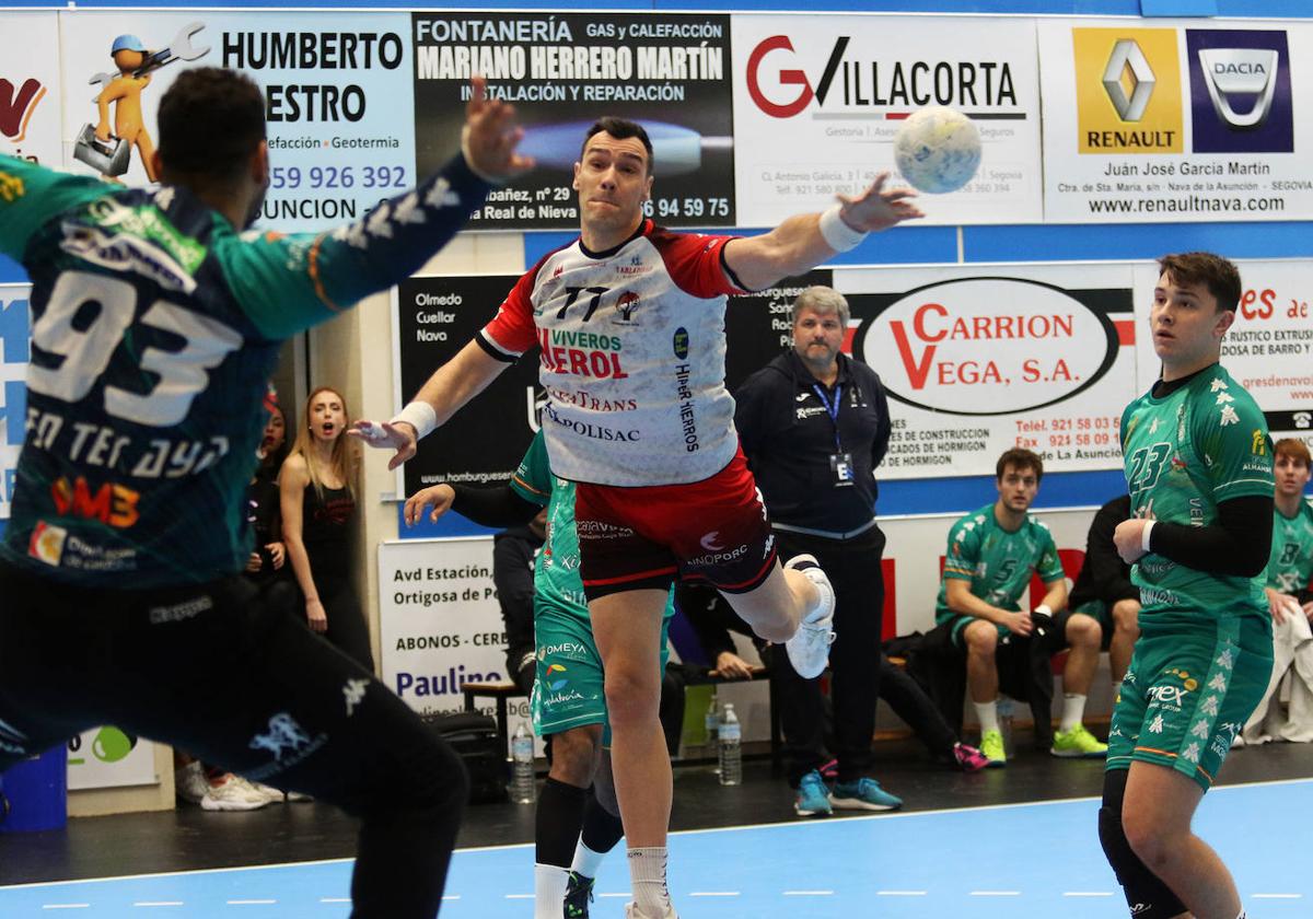 Victoria de Balonmano Nava ante el Puente Genil (27-26)