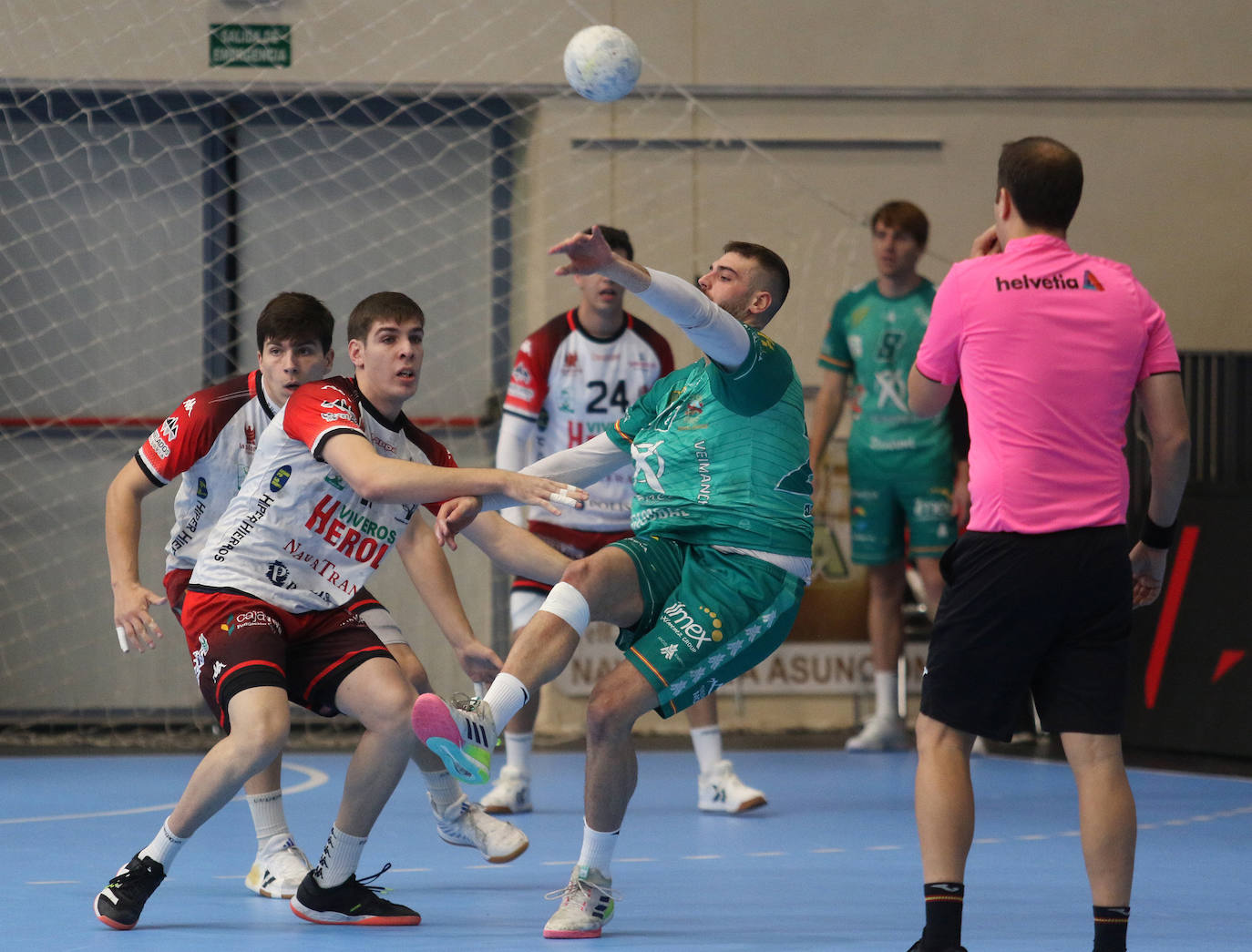 Victoria de Balonmano Nava ante el Puente Genil (27-26)