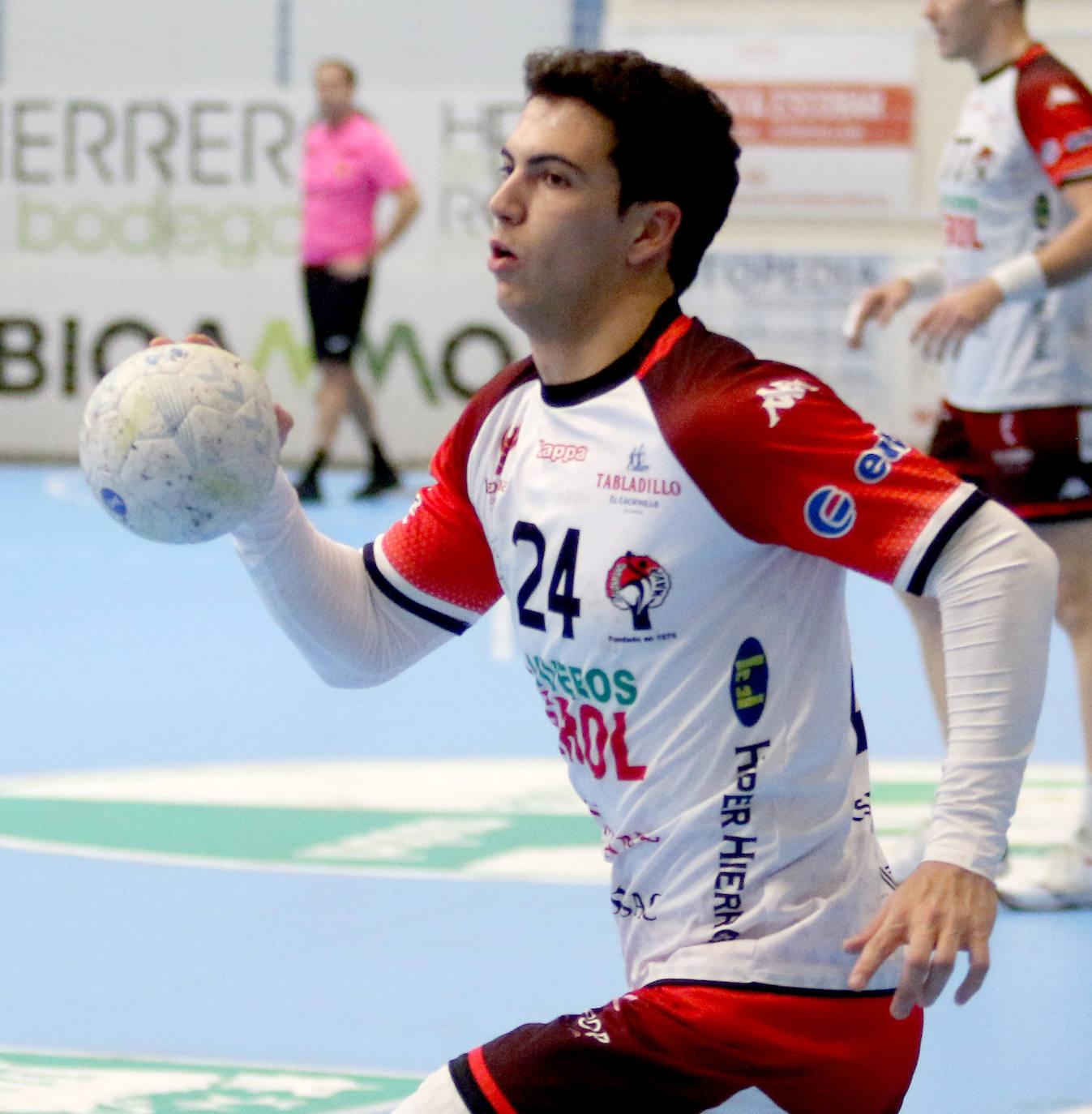 Victoria de Balonmano Nava ante el Puente Genil (27-26)