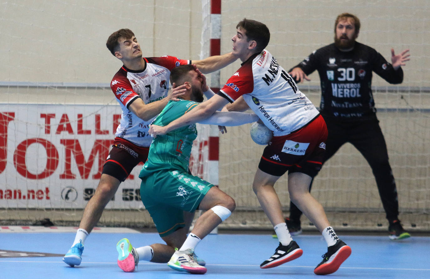 Victoria de Balonmano Nava ante el Puente Genil (27-26)