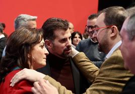 Luis Tudanca charla con Adrián Barbón y Adriana Lastra en el acto del PSOE en Madrid.