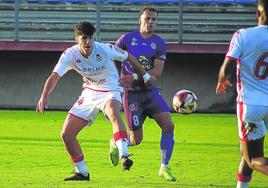 David Sanz pugna con un adversario en el partido del Palencia Cristo ante el Júpiter Leonés.