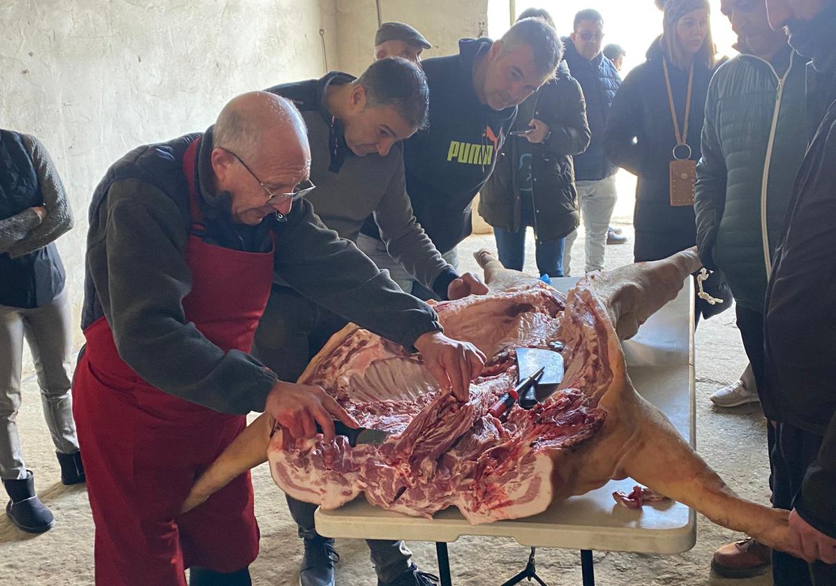 Labores de destazado del cerdo.