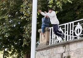 Marcos Llorente salta desde el muro para encaramarse a la farola.