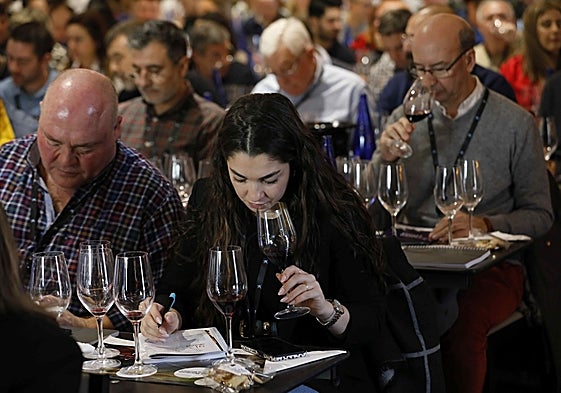 Inscritos en la cata toman nota de uno de los vinos servidos.