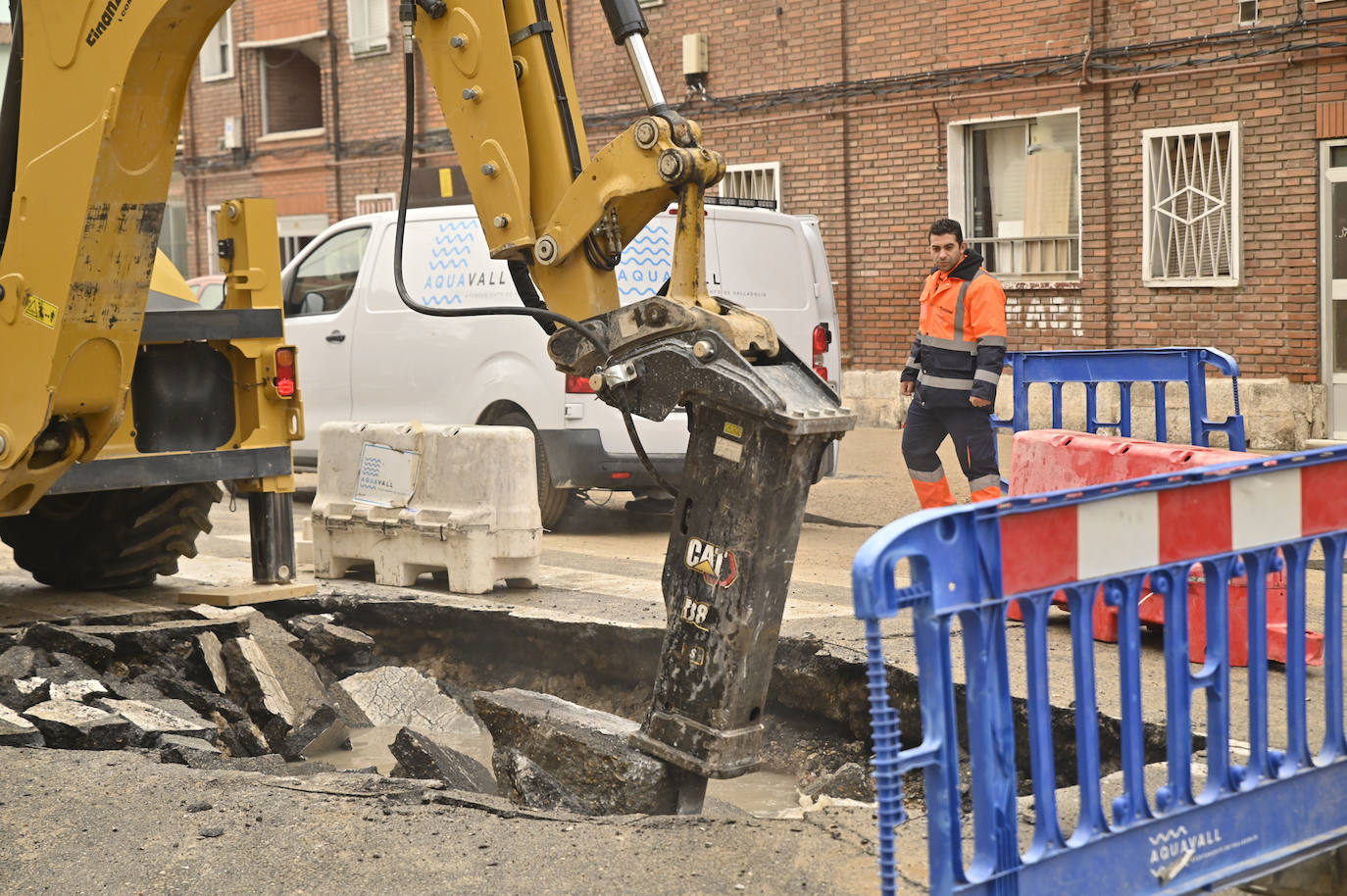 El reventón de una tubería en Valladolid, en imágenes