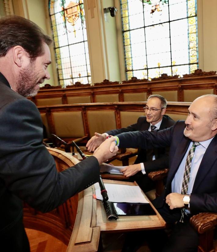 Imagen secundaria 2 - Óscar Puente y Ana Redondo se despiden de los concejales del resto de los grupos. Mujeres en la tribuna de invitados. Puente da la mano a los dos ediles de Vox. 