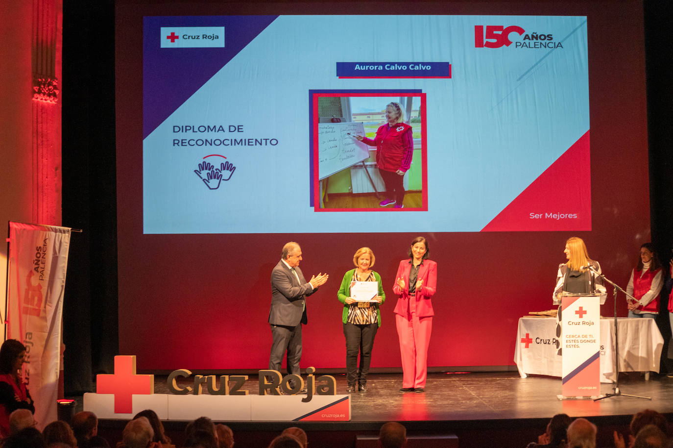 Homenaje a los voluntarios y socios de Cruz Roja en el Principal