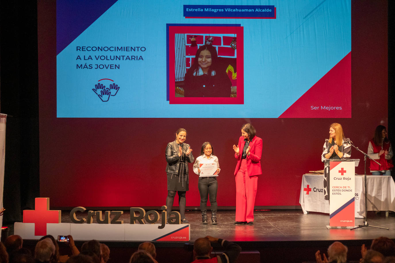 Homenaje a los voluntarios y socios de Cruz Roja en el Principal