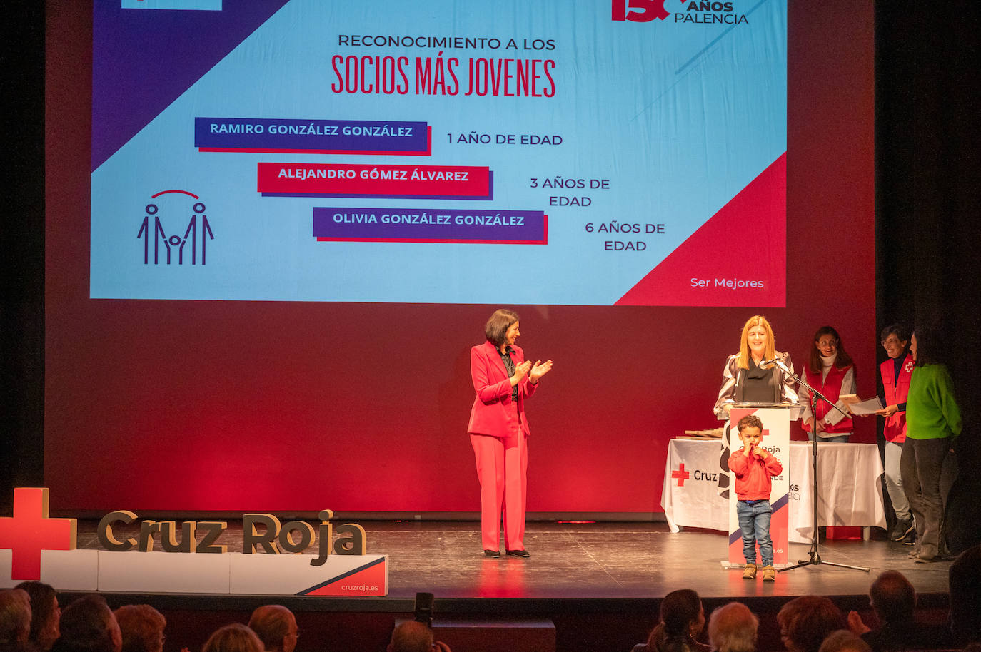 Homenaje a los voluntarios y socios de Cruz Roja en el Principal