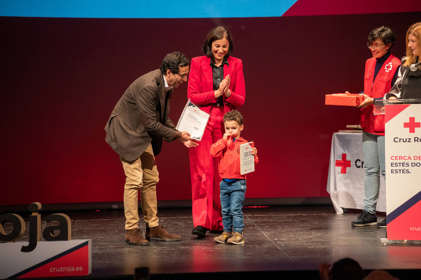 Homenaje a los voluntarios y socios de Cruz Roja en el Principal