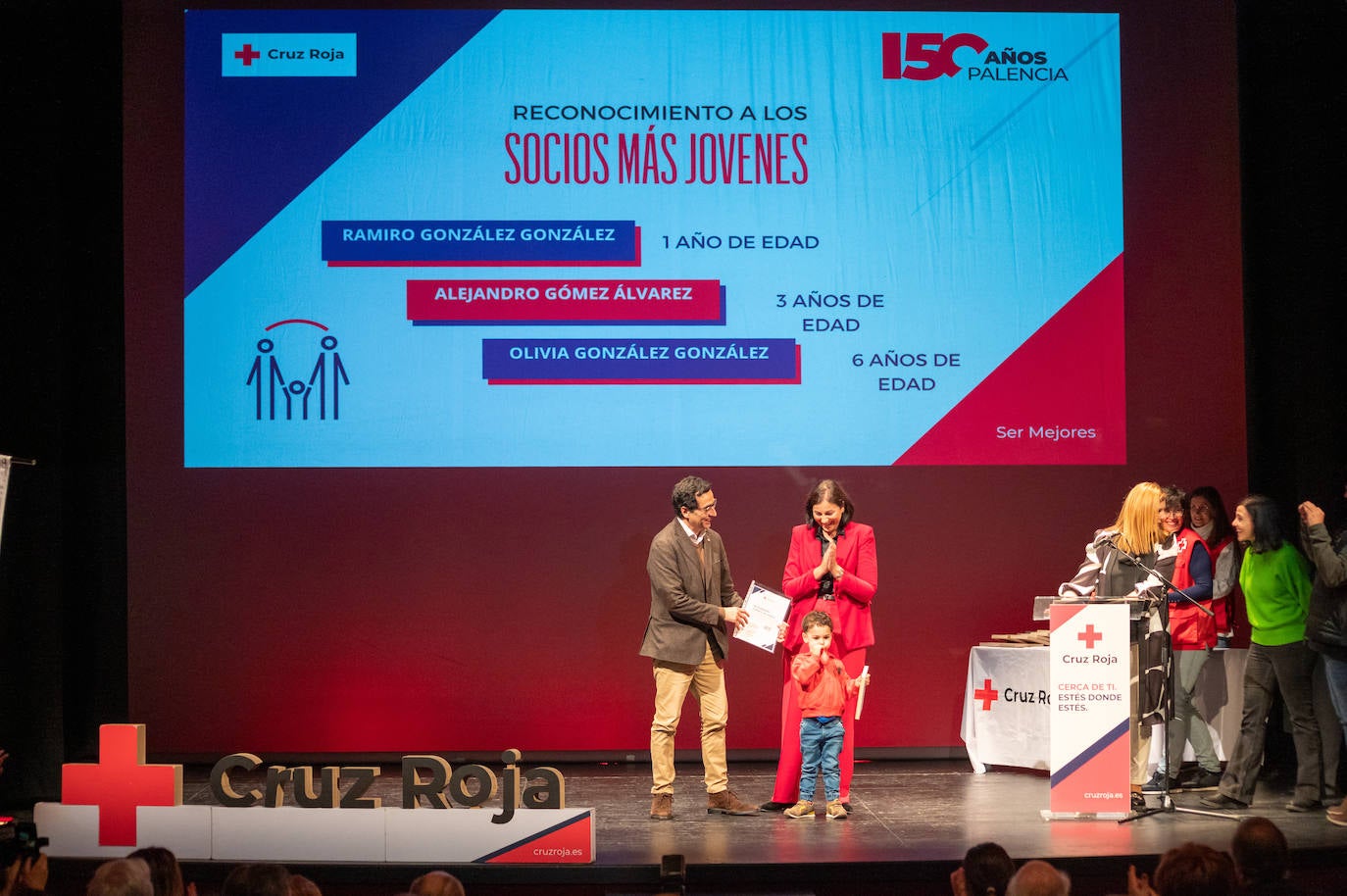 Homenaje a los voluntarios y socios de Cruz Roja en el Principal