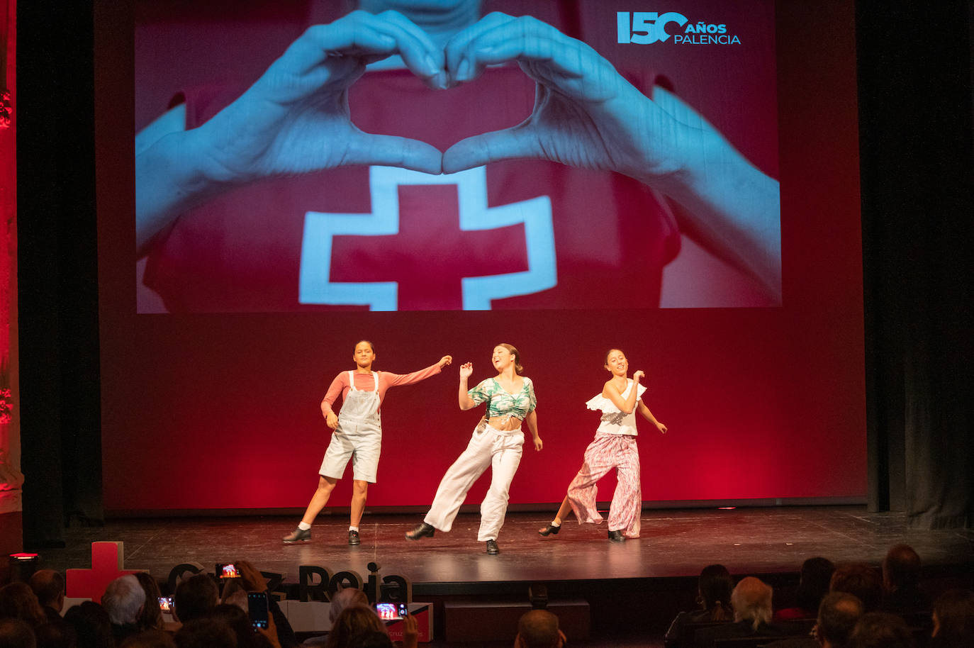 Homenaje a los voluntarios y socios de Cruz Roja en el Principal