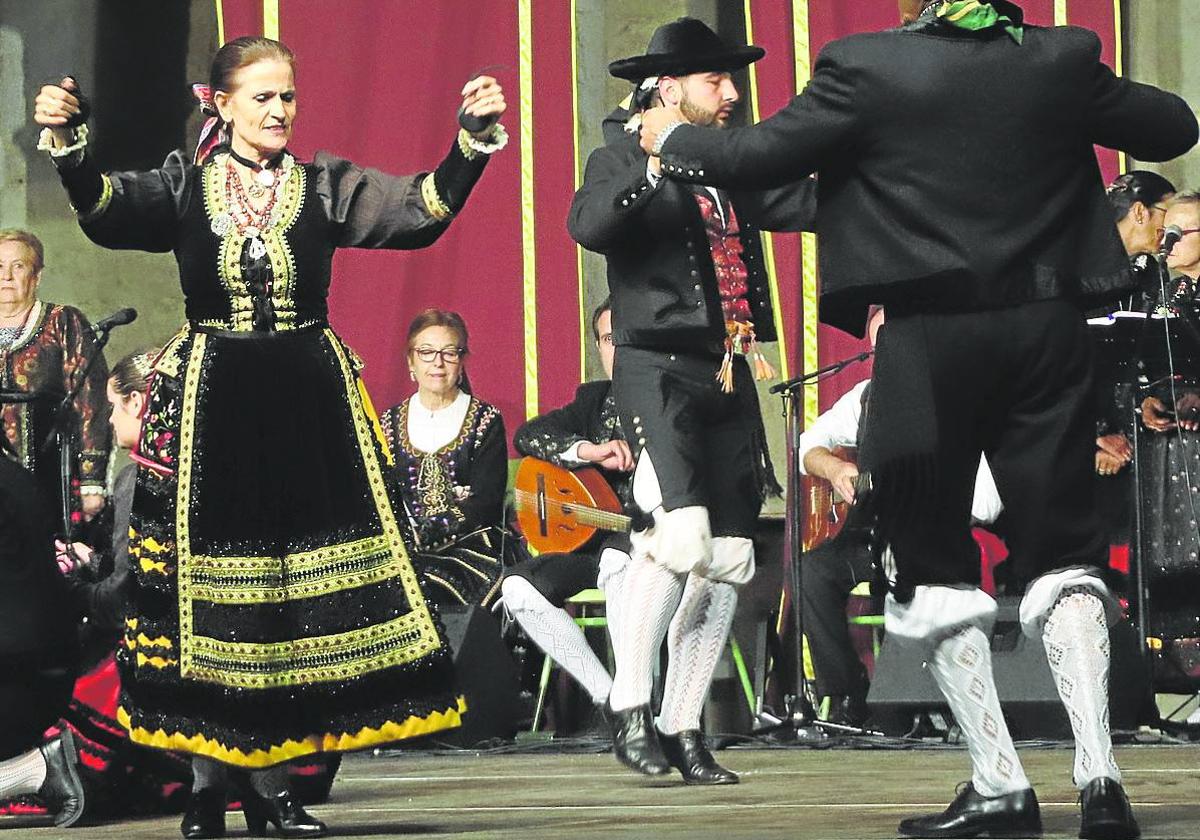 Integrantes del grupo de danzas, durante una actuación.