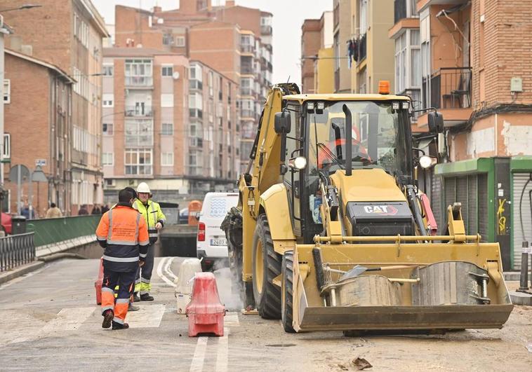 Operarios trabajan desde primera hora de este lunes en las inmediaciones de Vadillos para reparar la avería.