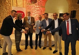 Brindis con el galardonado, Joaquín Gomá, tercero por la izquierda, junto al presidente de la Ruta del Vino de la Ribera del Duero, Miguel Ángel Gayubo, y miembros del consejo de administración de la ruta.
