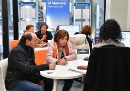 Varios jubilados se informan sobre los viajes del Imserso en una agencia de viajes de Valladolid.