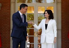 Pedro Sánchez se saluda con Isabel Díaz Ayuso en una imagen de 2021.