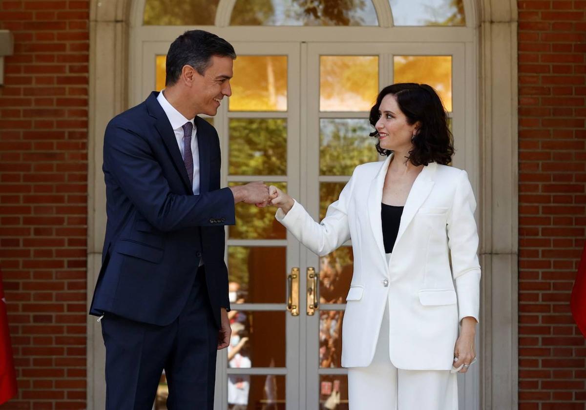 Pedro Sánchez se saluda con Isabel Díaz Ayuso en una imagen de 2021.