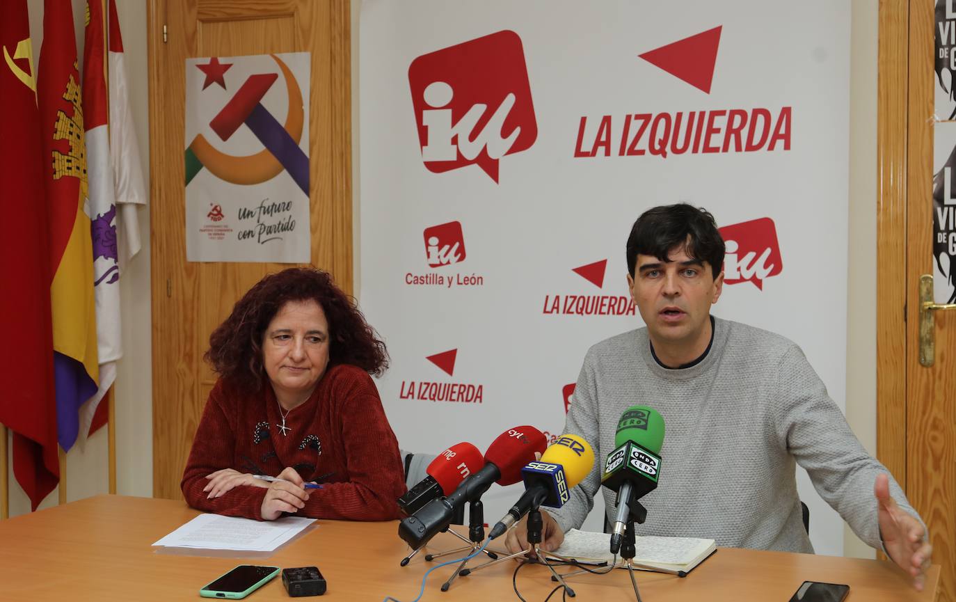 Rocío Blanco y Juan Gascón, en rueda de prensa en IU.