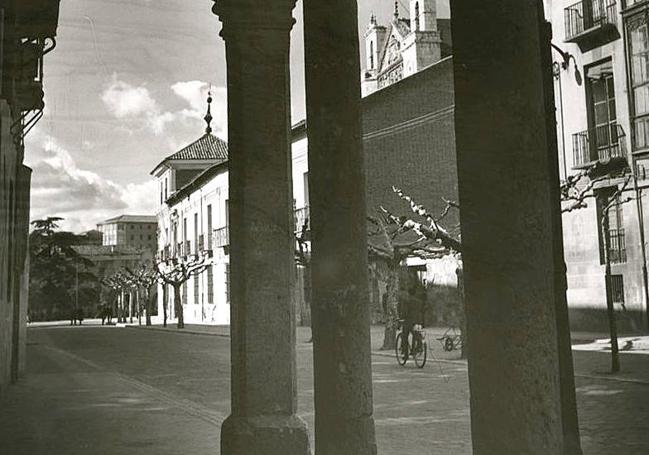 Vista del Palacio de Pimentel desde los soportales de la desaparecida casona de los Mata Linares (Angustias, 17).