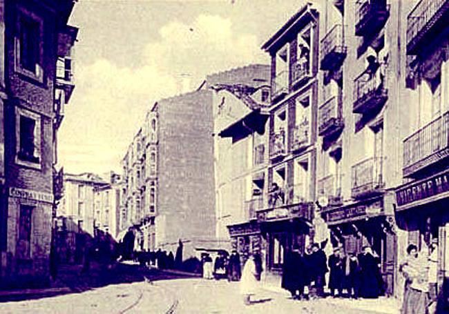 La calle Angustias, en torno al año 1900.