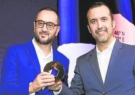 Eduardo Miravalles y su socio David Gamarra en el momento de recoger el premio en Londres.