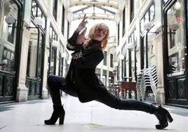 La bailarina vallisoletana Lola Eiffel, realiza una coreografía en el Pasaje Gutiérrez.