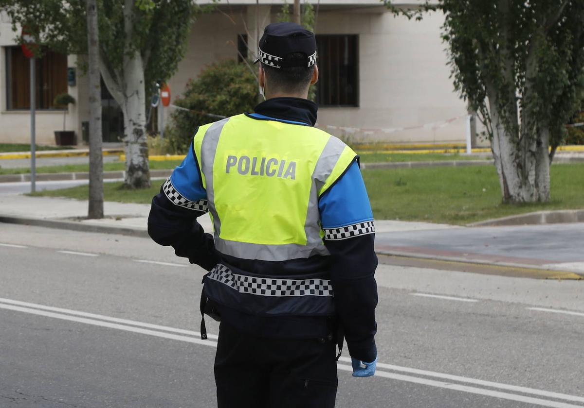 Circula con dos galgos atados a una puerta de su todoterreno para entrenarles