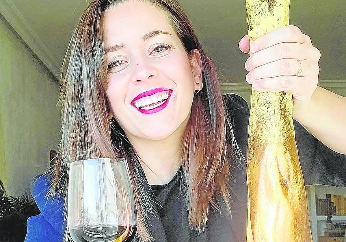 Zulima Esteban posa con una copa de vino y un jamón.