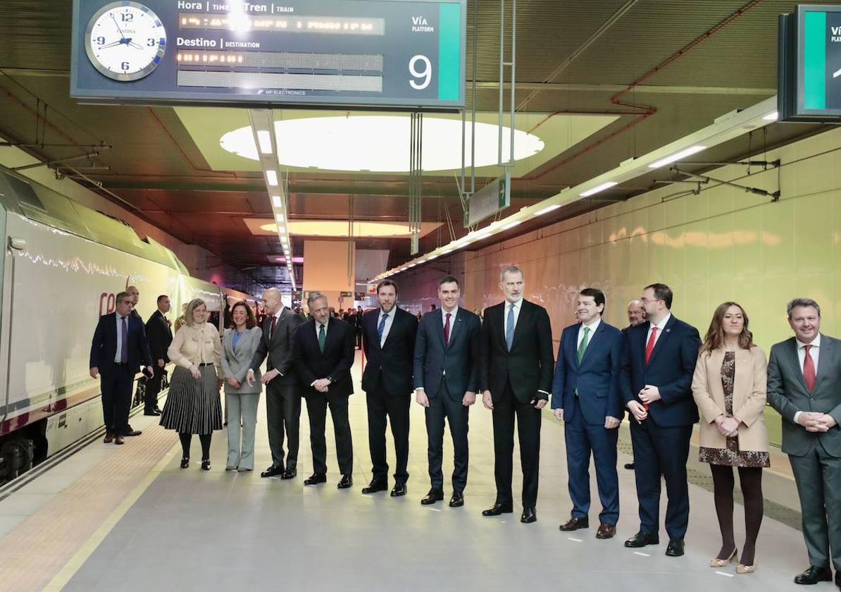 Las autoridades posan en León, antes de iniciar el viaje inaugural de la Variante de Pajares.