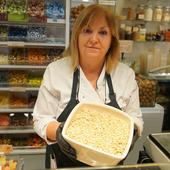 Piñones y almendras, frutos secos saludables muy adecuados para fechas festivas