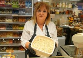 Yolanda Sánchez, de 'Frutos secos Sánchez', en el Mercado del Val.