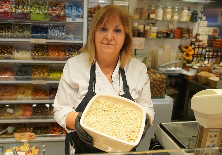 Yolanda Sánchez, de 'Frutos secos Sánchez', en el Mercado del Val.