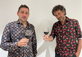 El dúo Fetén Fetén posa con una copa de vino.