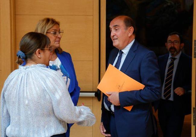 Tomás Quintana conversa, antes de comparecer en una comisión de las Cortes, con las procuradoras Inmaculada Ranedo (PP) y Vanessa García Macarrón (Soria ¡YA!)