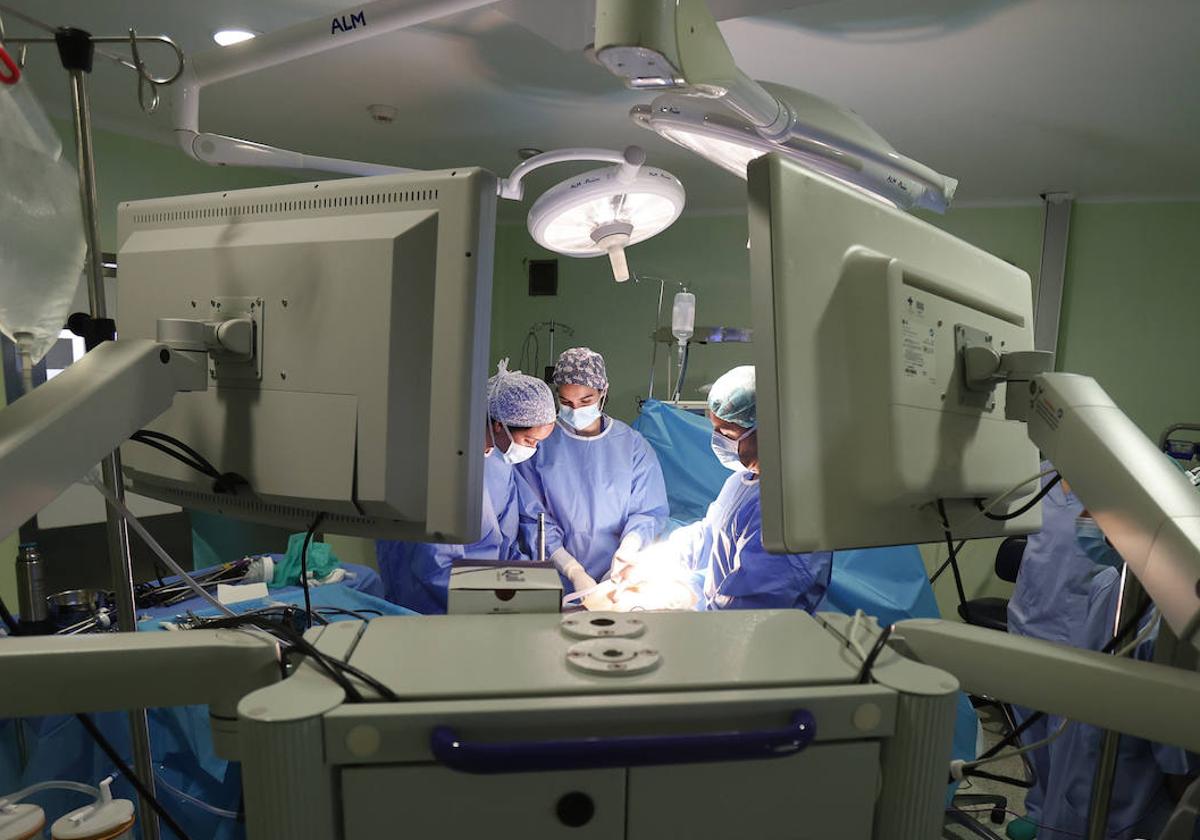 Sanitarios de Sacyl trabajando en el quirófano de un hospital público de Castilla y León.